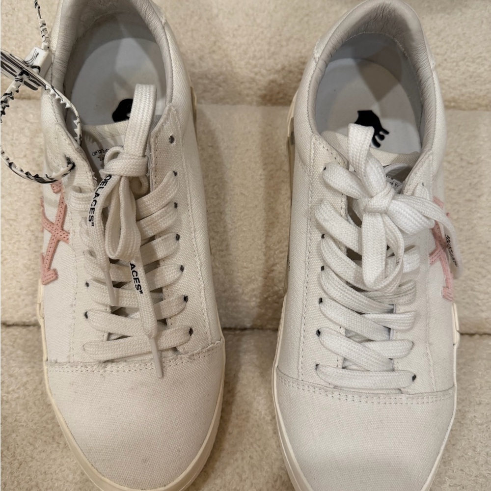 Off-White Women's Sneakers in White and Pink